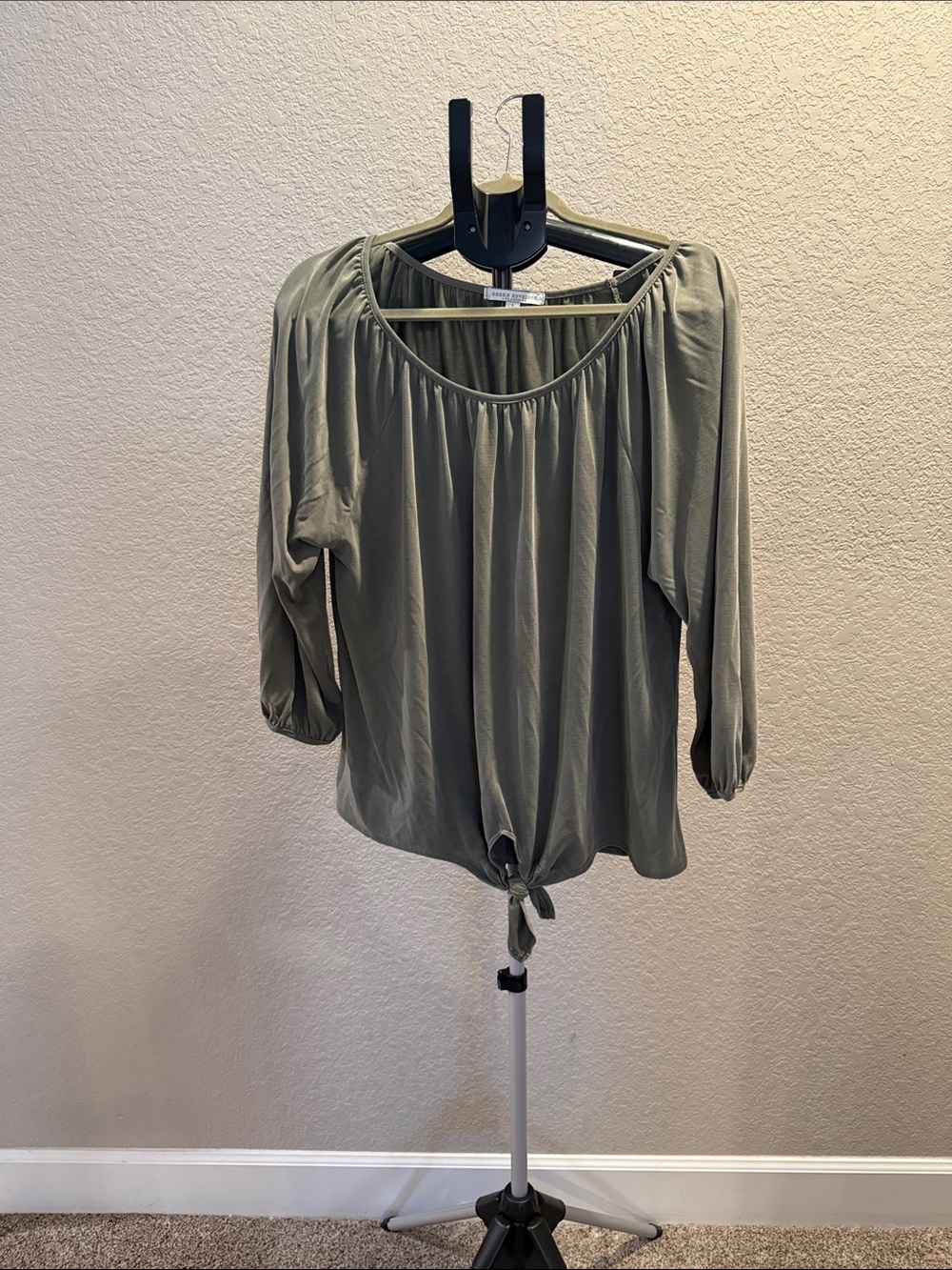 Green Envelope Olive Tie-Hem Peasant Top. Size Large